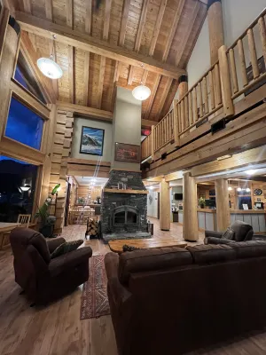 Basecamp Lodge Golden Public Areas Photos
