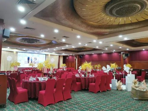 Palace International Hotel Restauration Photos