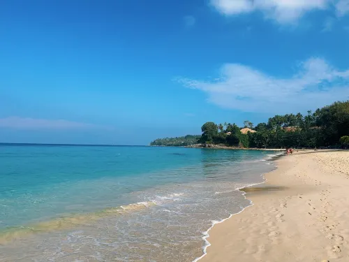Outrigger Surin Beach Resort Рядом с отелем Photos