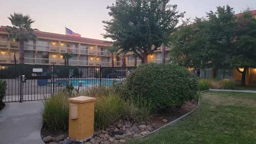 La Quinta Inn & Suites by Wyndham Redding Photos