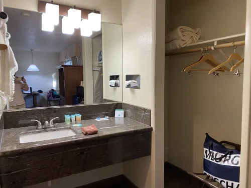 Mariposa Lodge Rooms Photos