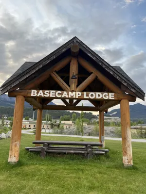 Basecamp Lodge Golden Near Hotel Photos