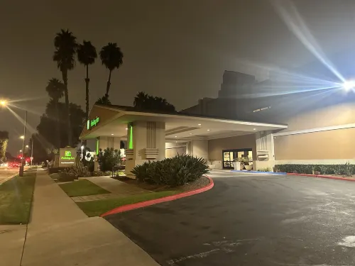 Holiday Inn & Suites Anaheim (1 Blk/Disneyland®) Exterior Photos