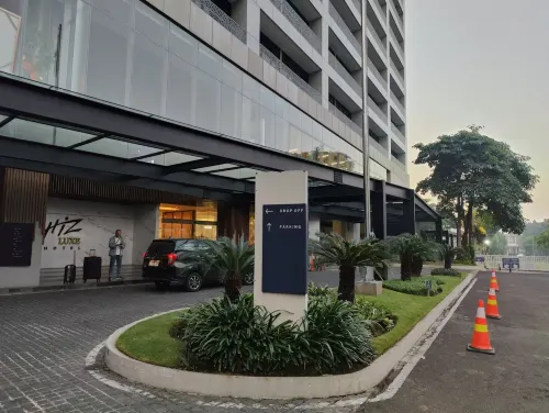 Whiz Luxe Hotel Spazio Surabaya Eksterior Photos