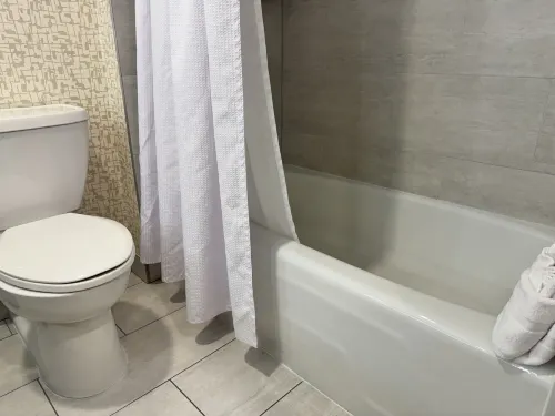 Crowne Plaza Edison Rooms Photos