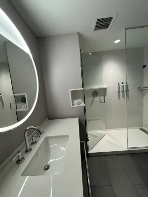 Courtyard Calgary Downtown Rooms Photos