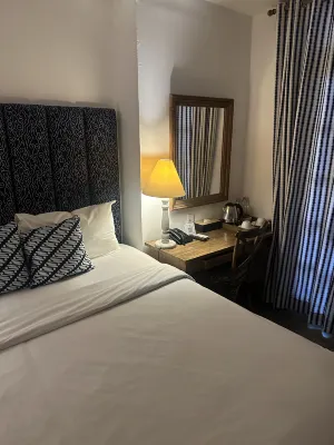 Adhisthana Hotel Kamar Photos