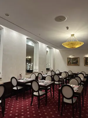 Metropolitan Hotel by Flemings Mahlzeiten Photos