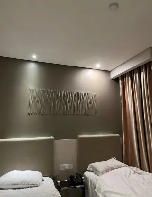 Verse Lite Hotel Gajah Mada Zimmer Photos