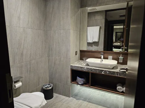 Ashley Tanah Abang Kamar Photos