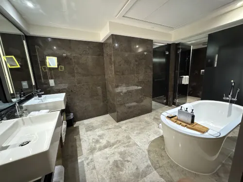 Royal Plaza Hotel Rooms Photos