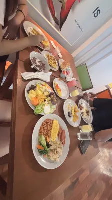 Harris Hotel & Conventions Malang Makanan Photos