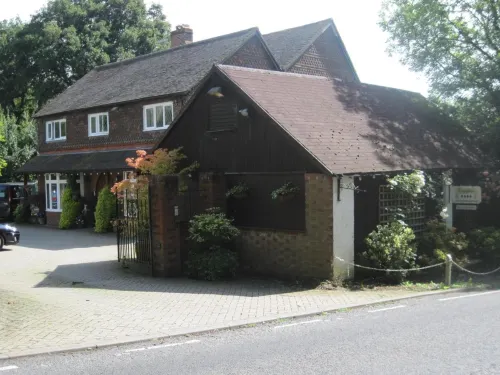Trumbles Gatwick B&B Exterior Photos