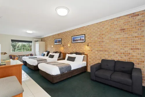 Coopers Colonial Motel Photos