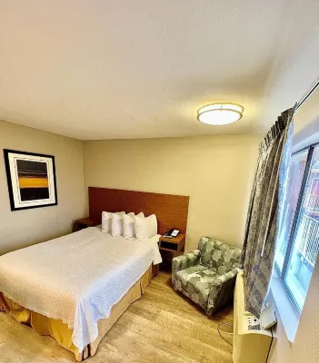 Days Inn & Suites by Wyndham Arlington Near Six Flags Rooms Photos