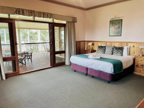 Robyn's Nest Lakeside Resort Photos