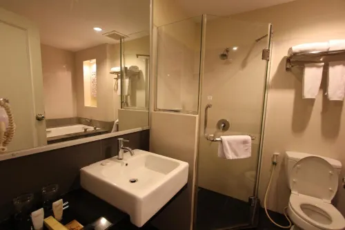 Harmoni One Convention Hotel and Service Apartments Kamar Photos