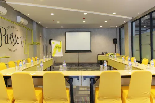 Yello Hotel Jemursari Fasilitas Bisnis Photos