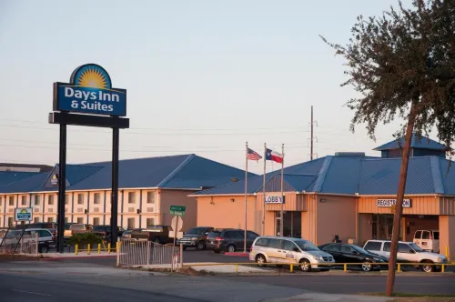 Days Inn & Suites by Wyndham Laredo Esterni Photos