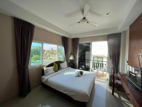 Kata Beachwalk Hotel and Bungalows Zimmer Photos