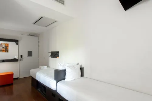 EasyHotel Amsterdam City Centre South Rooms Photos