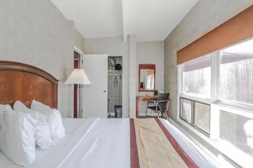 Canadas Best Value Inn Chinook Station Rooms Photos