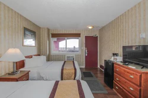 Canadas Best Value Inn Chinook Station Rooms Photos