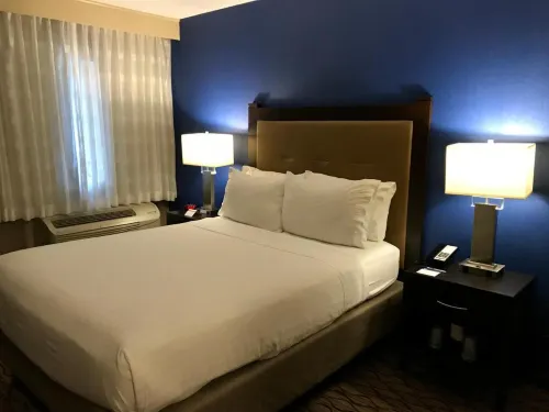 Holiday Inn Express & Suites Pasadena - Los Angeles 객실 Photos