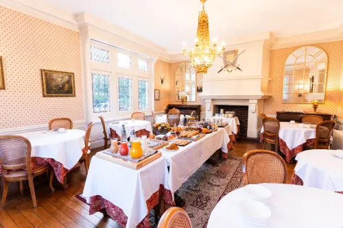 Le Manoir Saint Thomas Dining Photos