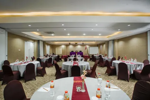 Royal Regantris Cendana Fasilitas Bisnis Photos
