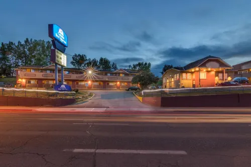 Canadas Best Value Inn Chinook Station Exterior Photos
