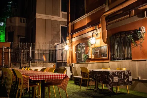 Free Hostels Roma Restauration Photos