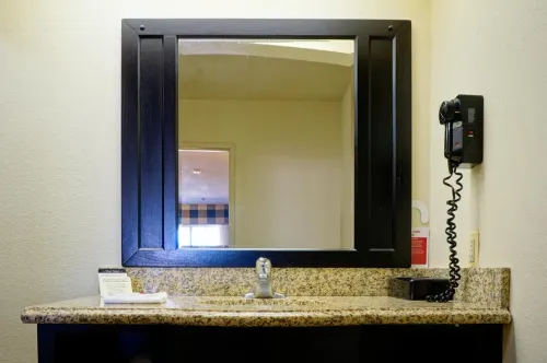 Ramada by Wyndham Ontario Rooms Photos