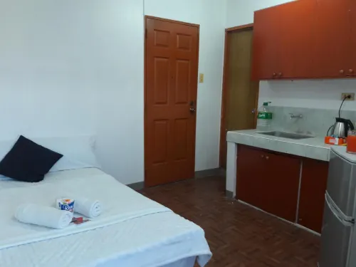 Ekonumi Rooms at Moonwalk Paranaque Photos