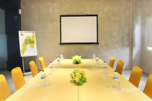 Yello Hotel Jemursari Fasilitas Bisnis Photos