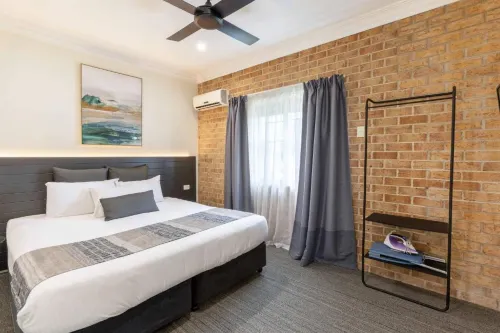 Coopers Colonial Motel Photos