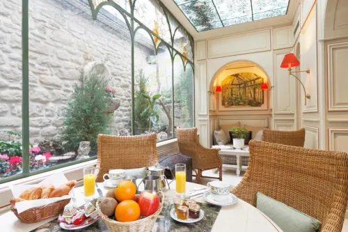 Au Manoir Saint-Germain des Prés. Restauration Photos