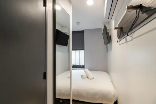 EasyHotel Victoria Photos