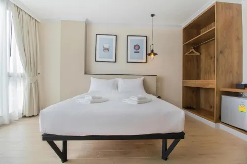 Hataara Kamar Photos
