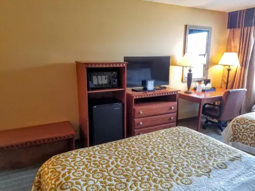 Days Inn by Wyndham Windsor Locks / Bradley Intl Airport Rooms Photos
