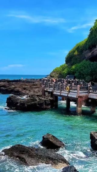 6D5N • Family Adventure Package: featuring the exploration of the majestic Detian Waterfall, a visit to the magnificent Tongling Grand Canyon, a one-day tour of Weizhou Island