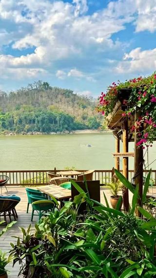 2D1N • In-depth tour of Luang Prabang: follow the monks to experience local almsgiving and Zen, stroll through historic ancient temples, head to hidden forest gems, climb to the top of Phousi Hill for panoramic views of the Mekong River valley, and enjoy a relaxed, unhurried trip.