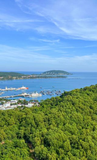 6D5N • Da Nang Discover Da Nang, Vietnam's vibrant coastal island city