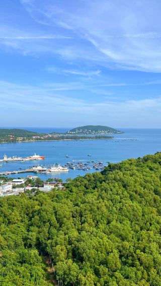 6D5N • Da Nang Discover Da Nang, Vietnam's vibrant coastal island city