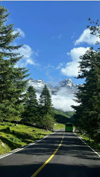 2D1N • Sichuan + Siguniang Mountain + Bipeng Valley &Mini group of 2-7 travelers, including entrance tickets and a complimentary travel photoshoot. Journey along the scenic Lixiao Road 