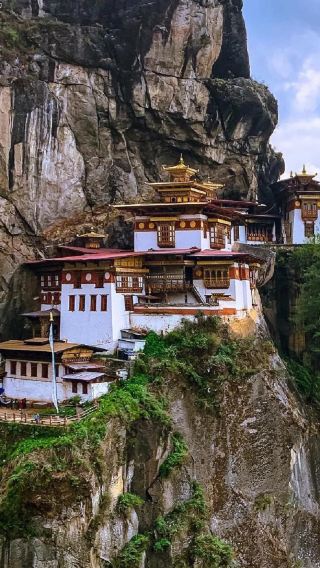 8D7N • Nepal & Bhutan panoramic dual-country tour: 2-way flights from Kathmandu to Pokhara, 2-way flights from Kathmandu to Paro, Private guide, Bhutan SDF, Bhutan E-Visa & vehicle included
