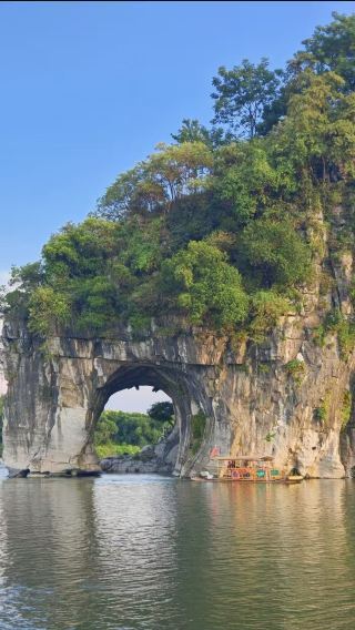 4D3N • Emperor voyage: Guilin + Yangshuo + Li River Scenic Area: luxury hotels & night Two River Four Lakes cruise