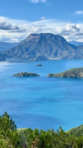 10D9N • Kunming + Dali + Lijiang + Shangri-La + Lugu Lake: 1-night lake view stay at Lugu Lake + 3 UNESCO World Heritage Sites + 2 intangible cultural heritage handcraft experiences + 2 high-speed train rides