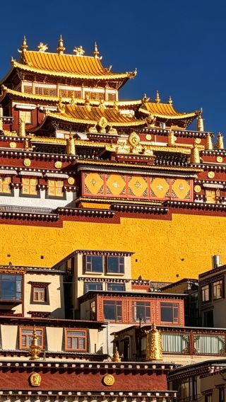8D7N • No surcharge for Christmas & Flexible and adjustable itinerary: Lijiang + Dali + Shangri-La + Lugu Lake: Yulong Snow Mountain + Ancient Town costume dress-up + Bonfire party + Pig-trough boat ride
