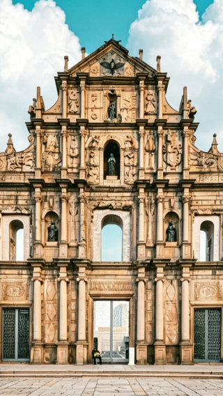3D2N • Book early to secure your spot in a small group: Avenue of Stars, Victoria Peak, Ruins of St. Paul's, Venetian · Small group of 9 people